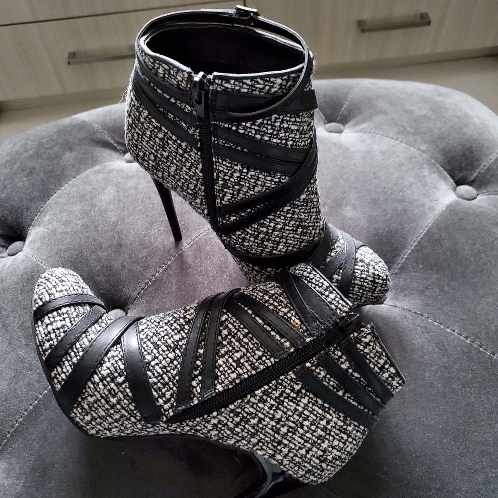 Revamped, Size 7, black\grey ankle boots